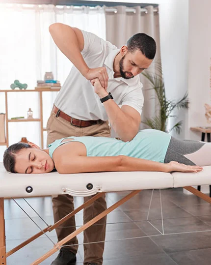 Sesión de fisioterapia en camilla